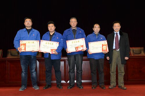 “董事长特别奖”获得者与公司领导合影