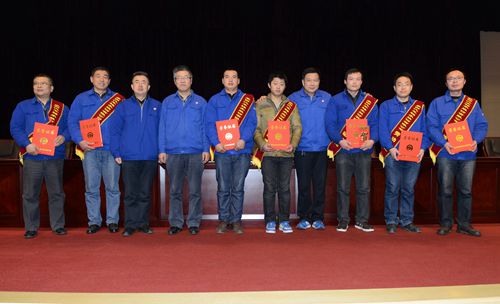 襄轴公司劳动模范与公司领åˉ?合影