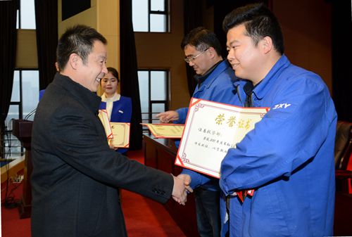 公司领导为“董事长特别奖”获得者颁å¥?