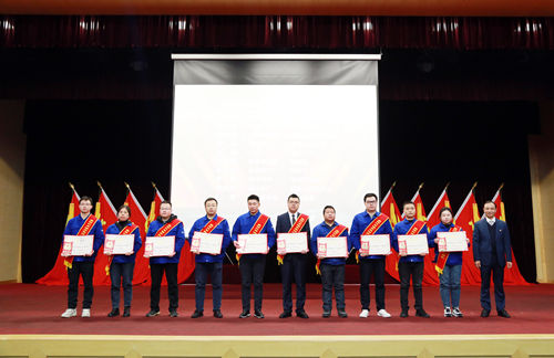 张雷总经理为公司2021年度劳动模范颁奖_副本.jpg