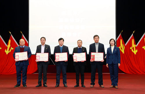 贾孟飞副总经理为公司2021年度先进集体颁奖_副本.jpg