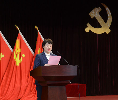 总经理助理兼营销部部长龙春梅宣读表彰文件