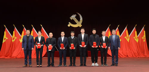 副总经理王冠兵、陈华军为服务明星颁奖_副本.jpg