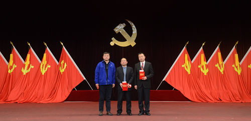 汤勇副总经理为抗疫勇士团队颁奖_副本.jpg
