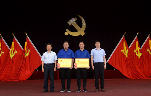 丁超副书记、高少兵董事长为五四红旗团支部颁奖_副本.jpg
