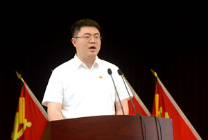 团委委员、国际贸易部美洲区经理袁粲灿宣读表彰文件_副本.jpg