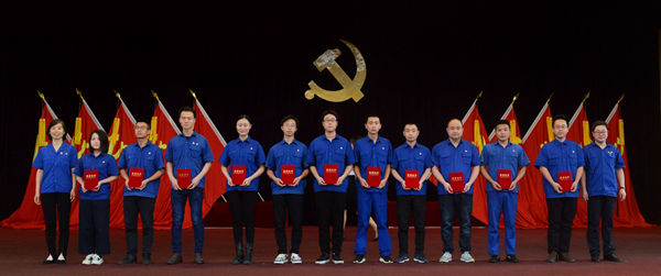 副总经理贾孟飞、总经理助理罗义海为优秀青工颁奖_副本.jpg