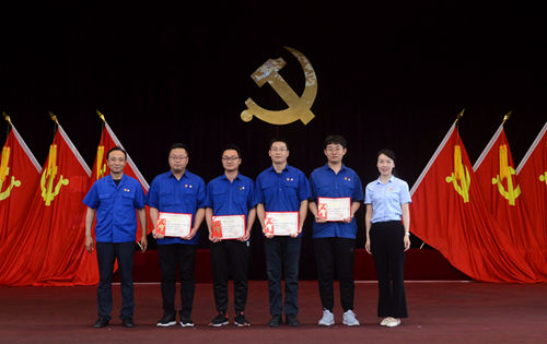 张念老师、张雷总经理为优秀共青团干部颁奖_副本.jpg