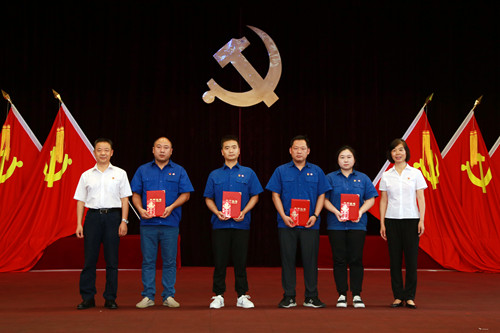 高总贾书记颁奖2_副本.jpg